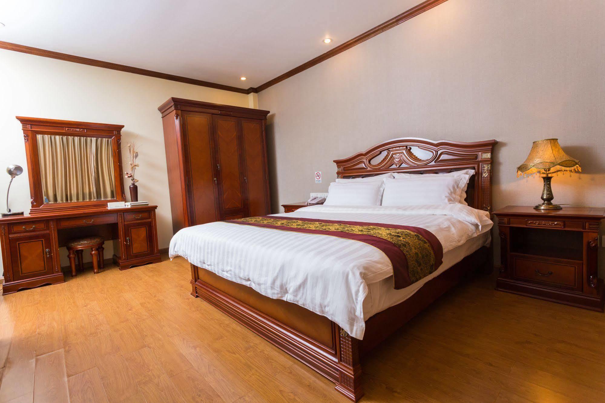 Mekong Hotel Вьентьян Экстерьер фото